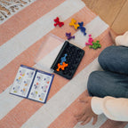 Juego de ingenio de viaje IQ Waves Soft Touch con 120 desafíos para mayores de 6 años.
