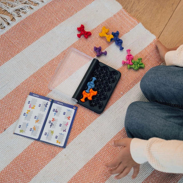 Juego de ingenio de viaje IQ Waves Soft Touch con 120 desafíos para mayores de 6 años.